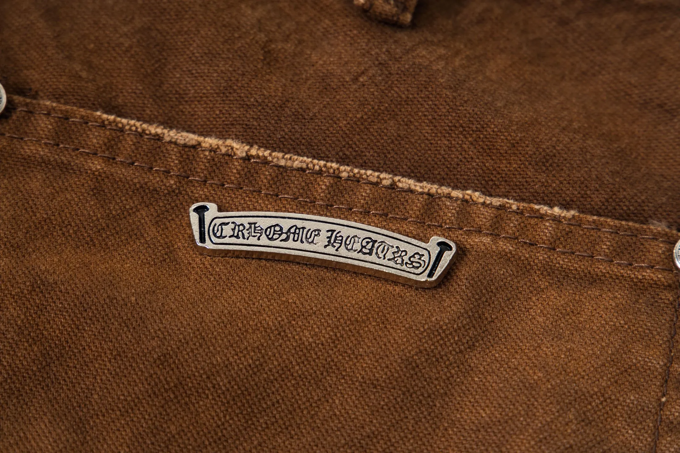 P290 Chrome Hearts Chrome Hearts brown logging purple multi-leather jeans Multi-leather standard work jeans pants CH jeans need to be washed and then disassembled and hand-stitched with sheepskin cross leather and then spliced to complete. The whole process is too complicated to explain. About Chrome Hearts This is an extremely luxurious fashion brand that can also be called the nobility of the high street. It has always been an exclusive brand for some hipsters or rich second generations. Compared with ordinary high streets, it is more luxurious and noble. Compared with luxury brands, it has a more fashionable personality. It has always been a brand that I have a special liking for. Style number: 1786# Color: Brown Size: 28 30 32 34 36